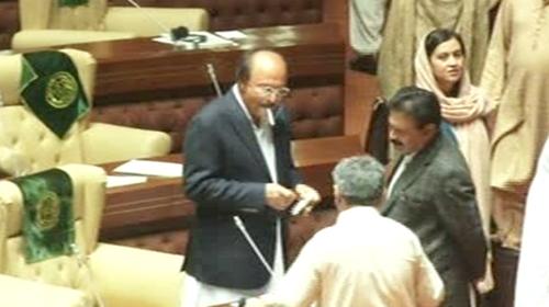 No smoking rule goes up in smoke as Khurho lights up in Sindh Assembly