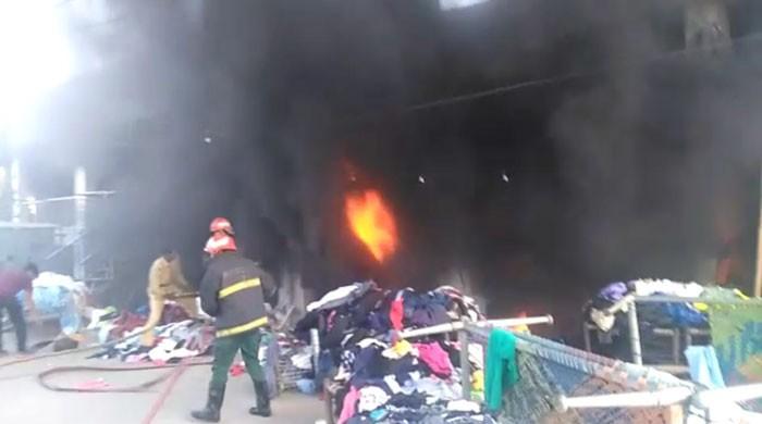 Fire engulfs 10 shops in Multan