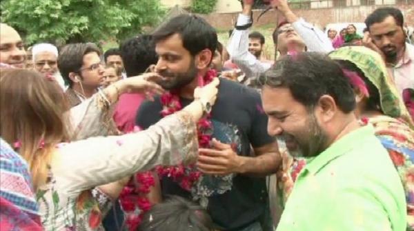 Hafeez returns home amid cheers from fans  