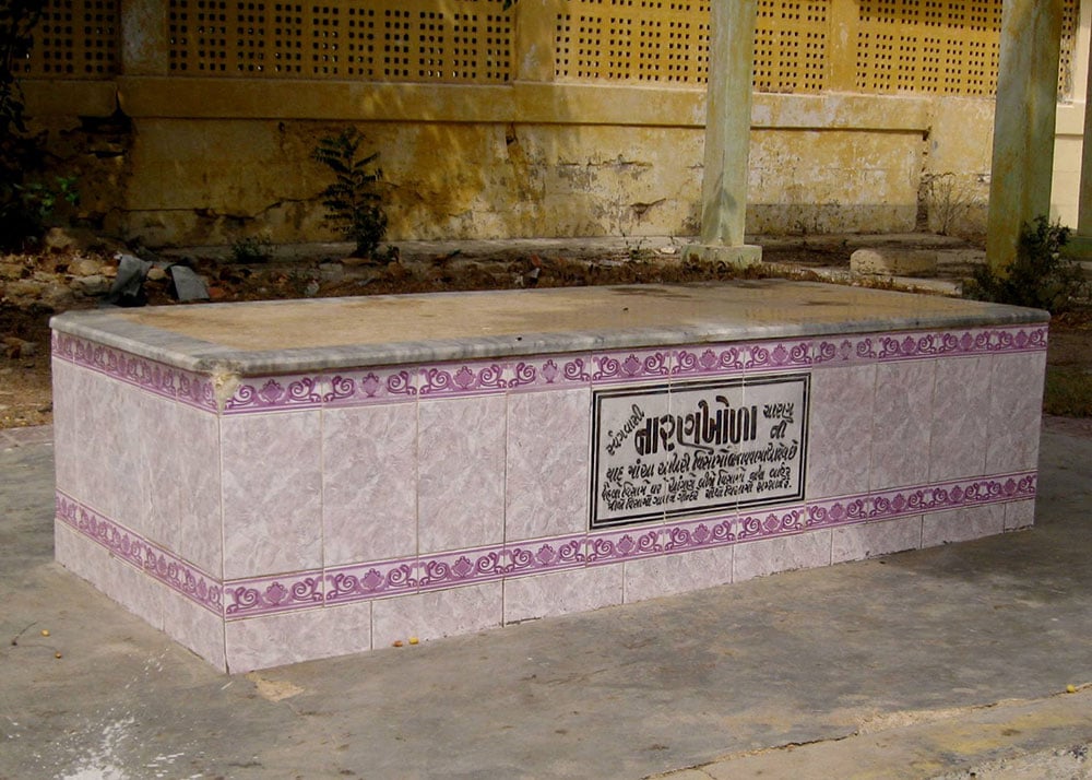 Some graves are marked by tombs similar to those found in Muslim graveyards