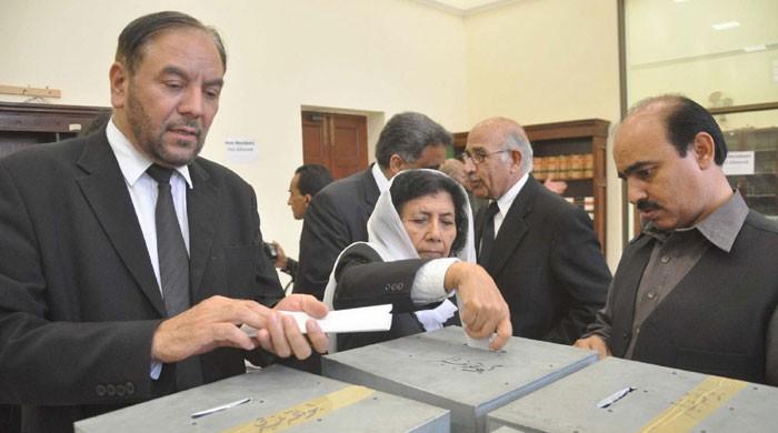 Asma Jahangir group clinches top spots in SCBA elections