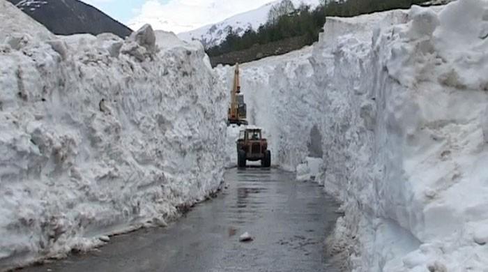 Snow-clogged roads being cleared in Kaghan