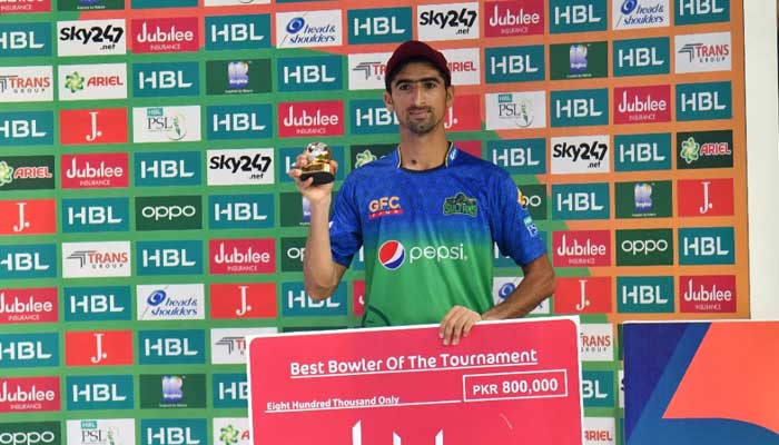 Shahnawaz Dahani after receiving his Best Bowler of The Tournament award of the&nbsp;PSL 2021.