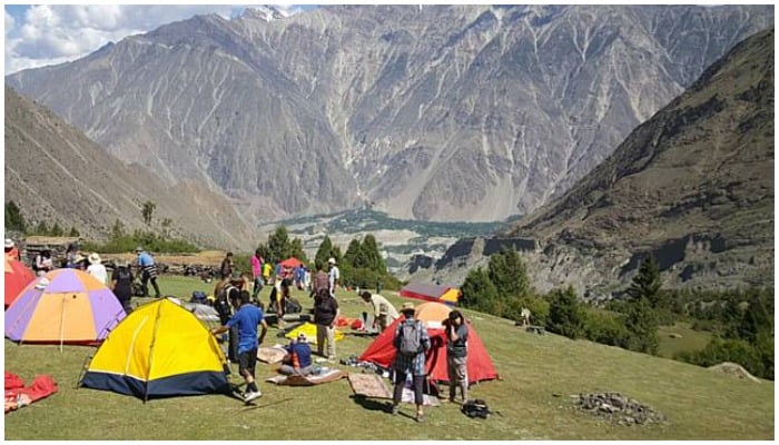 Photo of people camping in the mountains — APP.