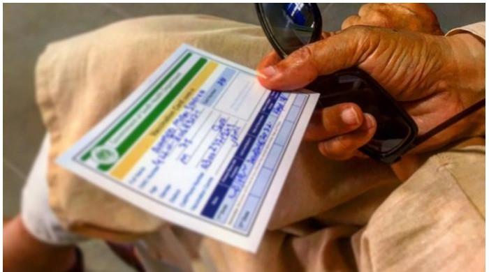 Video: Karachi health dept official issues fake vaccination card for Rs2,000