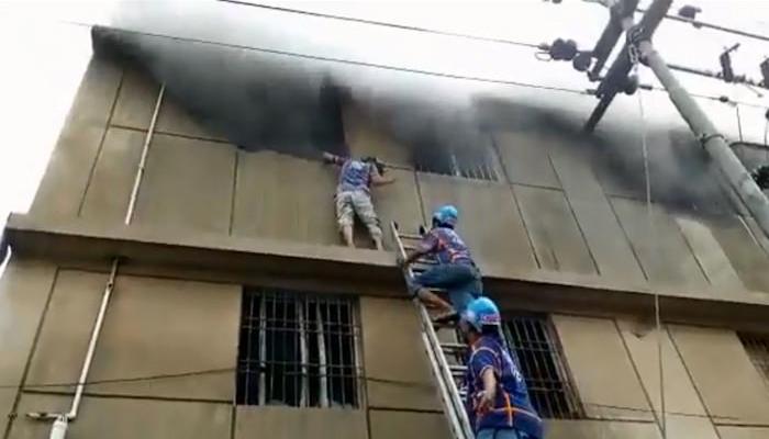 Rescue officials facing difficulties in the rescue operation due to smoke. &mdash; Screengrab/Geo News