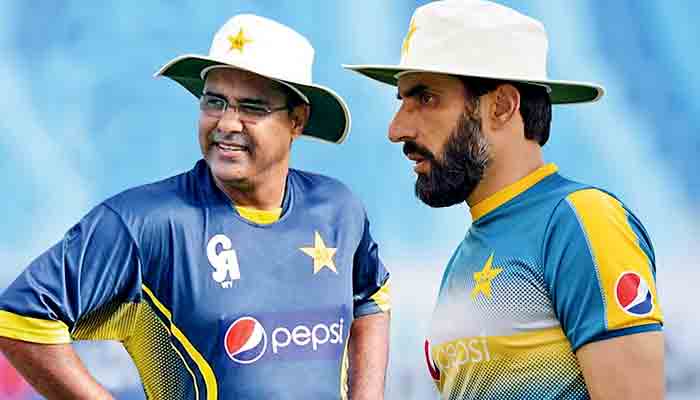 File photo of Waqar Younis (L)and Misbah-ul-Haq (R)