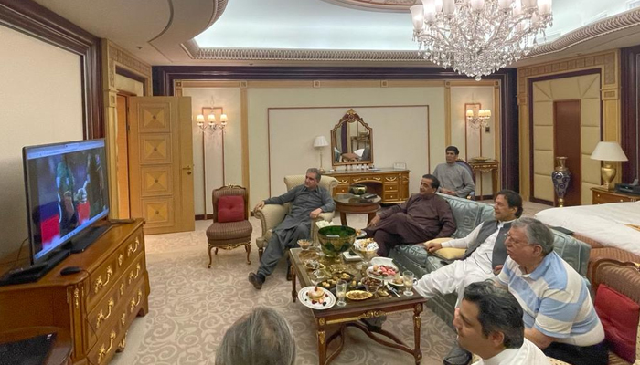 Prime Minister Imran Khan enjoying Pakistan-India cricket match with Federal Minister for Energy Hammad Azhar, Foreign Minister Shah Mahmood Qureshi and Adviser to PM on Finance and Revenue Shaukat Tarin. — Twitter