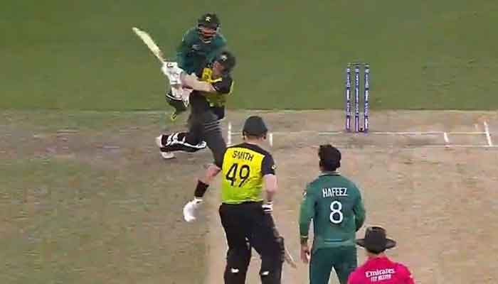 David Warner hits Mohammad Hafeez off the very first ball for a six. Photo: Twitter