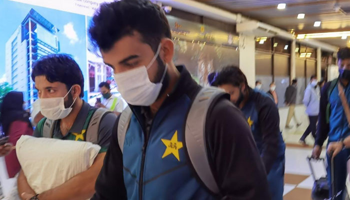 Shadab Khan and Mohammad Rizwan at the airport after landing in Dhaka.-PCB