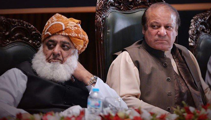 JUI-F chief Maulana Fazlur Rehman (left) and PML-N supremo Nawaz Sharif. — Geo Urdu/File