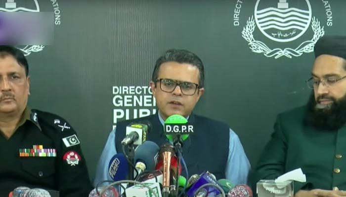 Punjab government spokesperson Hassan Khawar (C) addressing a media briefing alongside Special Representative to Prime Minister on Religious Harmony Maulana Tahir Ashrafi (R) on December 3, 2021. — Geo News