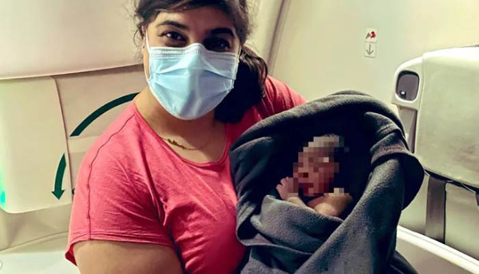 Aisha Khatib holding the miracle baby. — https://ancillary-proxy.atarimworker.io?url=https%3A%2F%2Ftwitter.com%2FAishaKhatib