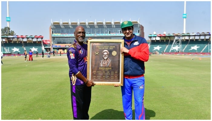Sir Vivian Richards (left) presents a plaque to Wasim Akram (right) to mark his induction in PCB Hall of Fame.