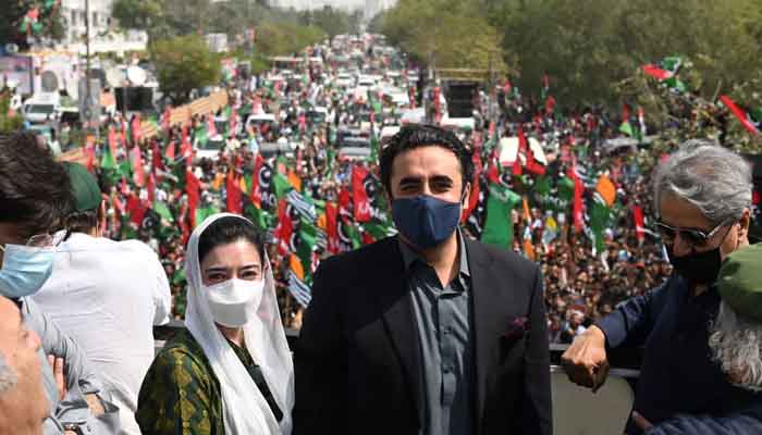PPP Chairman Bilawal Bhutto-Zardari and sister Aseefa Bhutto-Zardari pose for a picture before departing for long march. Photo: Twitter/&nbsp;@MediaCellPPP