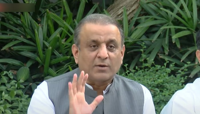 PTIs disgruntled member of Punjab Assembly Aleem Khan addressing a press conference in Lahore, on April 4, 2022. — YouTube/HumNewsLive