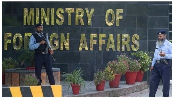 Security guards stand outside the Ministry of Foreign Affairs in Islamabad. &mdash; AFP/File
