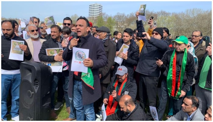 PTI UK and overseas Pakistanis organised protests in London in favour of former prime minister Imran Khan. — Twitter/@amerchishti