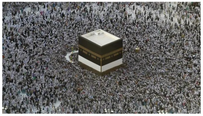 Thousands of Muslims&nbsp;circumambulate around the Holy Kaaba. &mdash; AFP/ file