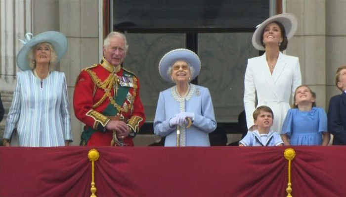 Queen Elizabeth and Prince Louis Balcony photo has a high meme potential