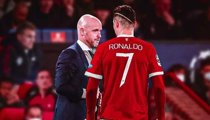 Manchester United manager Erik ten Hag (L) can be speaking to footballer Cristiano Ronaldo in this file photo. &mdash; Twitter/@TimelineCR7
