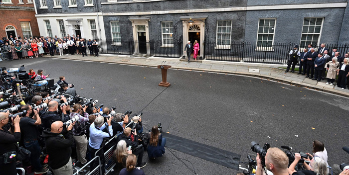 Britain&acute;s outgoing Prime Minister Boris Johnson (C) and his wife Carrie come out of Number 10 as Johnson prepares to deliver his final speech outside 10 Downing Street in central London on September 6, 2022, before heading to Balmoral to tender his resignation. &mdash; AFP