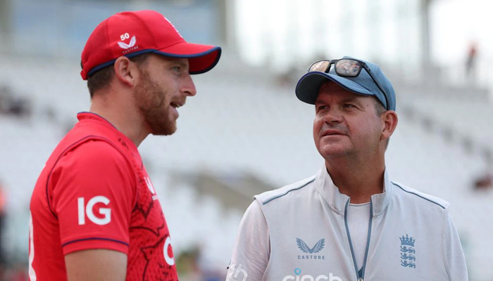 Cricket - T20 Series - England v South Africa - The Ageas Bowl, Southampton, Britain - July 31, 2022, England head coach Matthew Mott talks to Jos Buttler after the match. — Reuters
