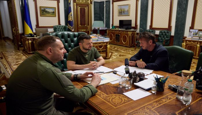 Sean Penn visits Ukraines Zelenskiy, loans him an Oscar
