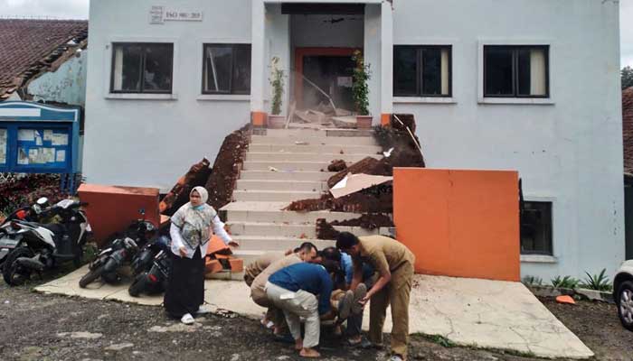 Municipality officers evacuate their injured colleague following an earthquake in Cianjur, West Java province, Indonesia, November 21, 2022. — Reuters