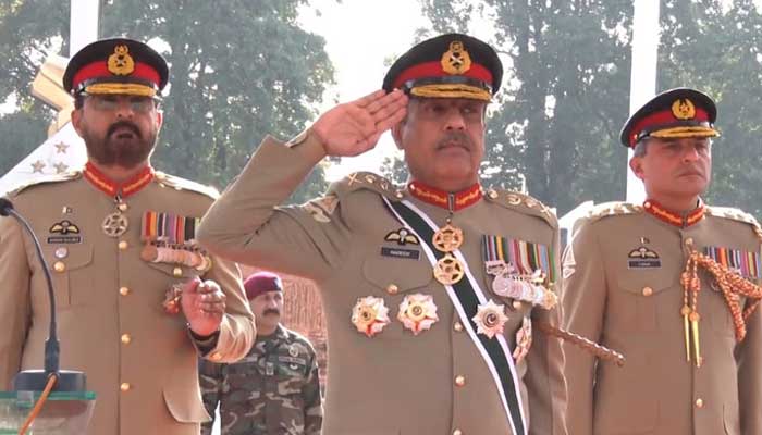 Outgoing Chairman Joint Chiefs of Staff Committee General Nadeem Raza (c) bids farewell to Joint Staff Headquarters.  — ISPR