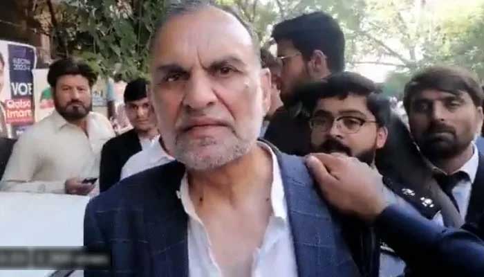 Former federal minister Senator Azam Swati. —Screengrab/YouTube/Geo News