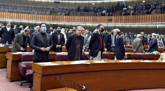 Imran Khan summons PTI MNAs on Dec 28 to chalk out strategy on resignations 