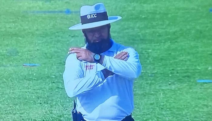 Aleem Dar reverses his decision after DRS. — PTV Sports Screengrab