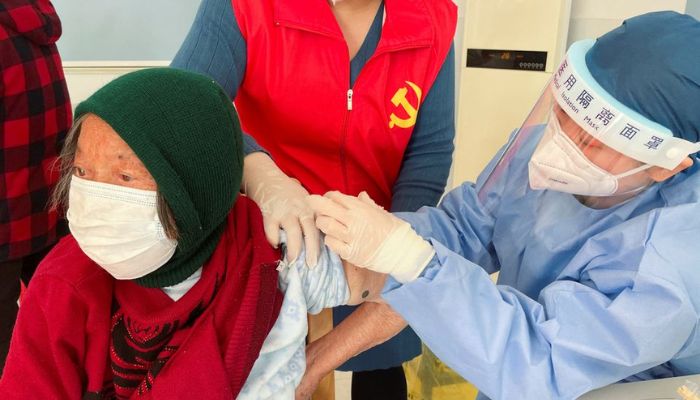 A medical worker administers a dose of a vaccine against coronavirus disease (COVID-19) to an elderly resident, during a government-organized visit to a vaccination center in Zhongmin village on the outskirts of Shanghai, China December 21, 2022.— Reuters