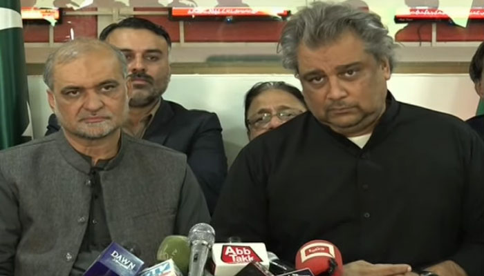 Jamat-e-Islami Karachi Emir Hafiz Naeem-ur-Rehman (left) and Pakistan Tehreek-e-Insaf (PTI) leader Ali Zaidi address a press conference in Karachi on January 21, 2023. — YouTube screengrab/Hum News Live