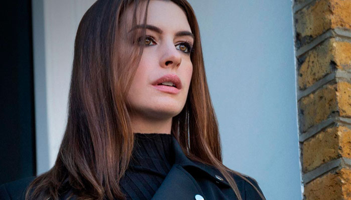 Anne Hathaway calls Volodymyr Zelenskiy hero of our time