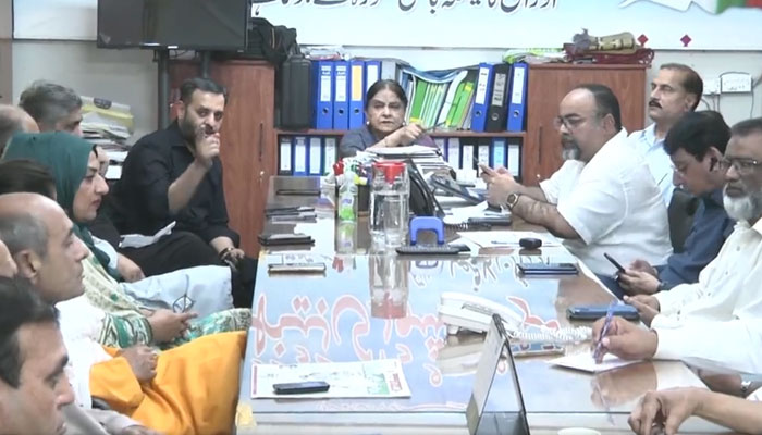 Muttahida Qaumi Movement-Pakistan Senior Deputy Convener Nasreen Jalil presides over the partys Rabita Committee meeting. — Twitter/ @MQMPKOfficial