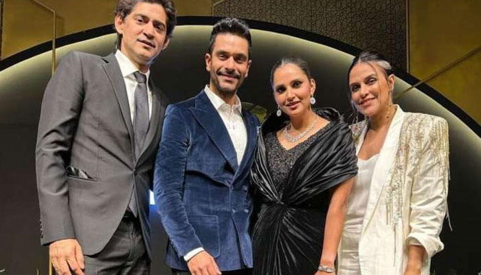 Sania Mirza (third) during her farewell dinner. — Instagram/nehadhupia