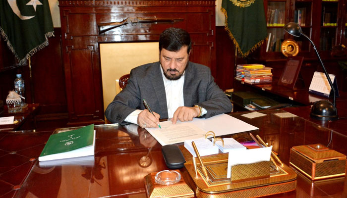 Khyber Pakhtunkhwa Governor Haji Ghulam Ali signing CM Mahmood Khans advice on the dissolution of the assembly, on January 18, 2023. — KP Governor House