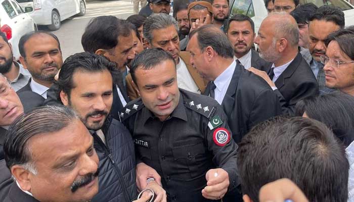 Hassaan Niazi is taken to be presented before the judicial magistrate in Quetta on March 25, 2023. — Twitter/@FarrukhHabibISF