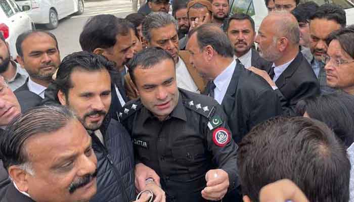 Hassaan Niazi is taken to be presented before the judicial magistrate in Quetta on March 25, 2023. — Twitter/@FarrukhHabibISF
