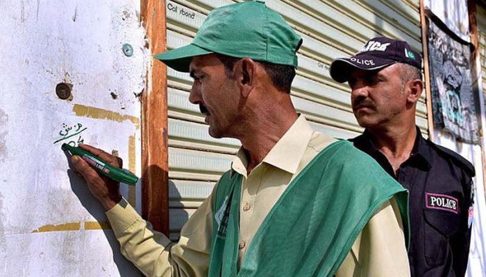 An official collects data during the population count exercise in Larkana on March 18, 2023. — APP/File