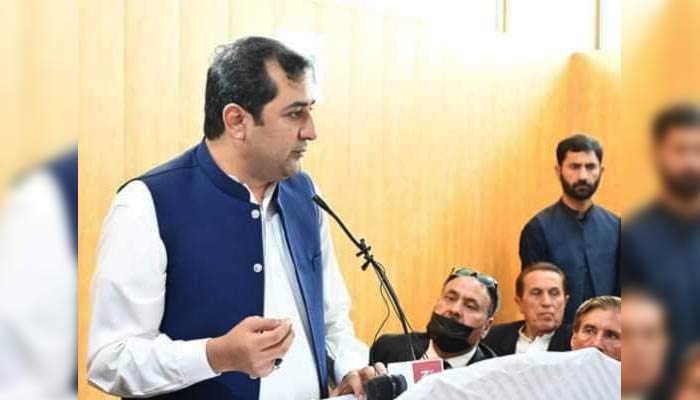 GB CM Khalid Khursheed talks at a conference. — Twitter/@AbdulKhalidPTI