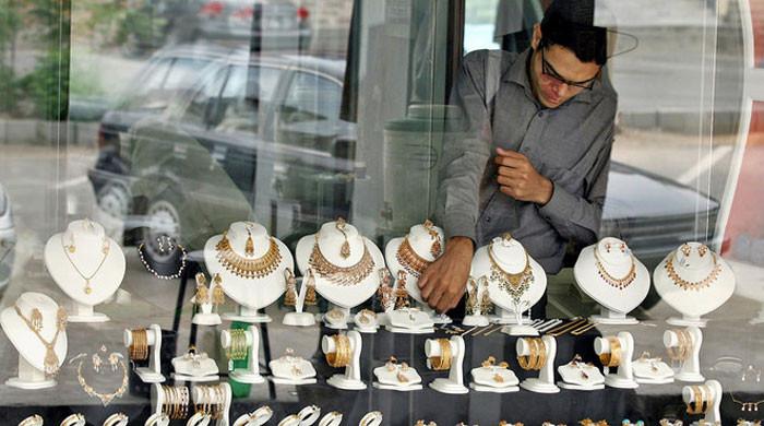 Speculators sell gold on inflated rates amid closure of official market