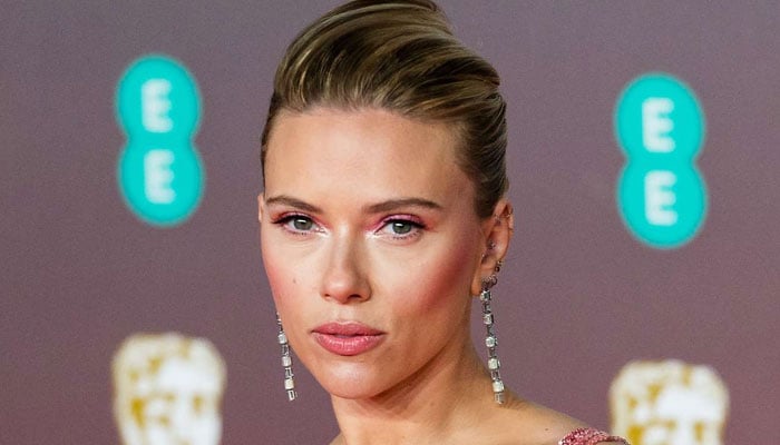 How does Scarlett Johansson fight her acne problem?