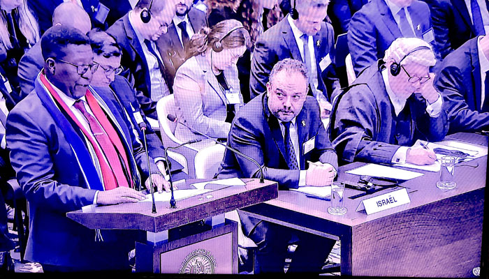 Lawyer Lusi Madonsela (left) South Africa legal team, looking at him Tal Becker, head of Israeli team. &mdash; Photo by Rov Vreeken