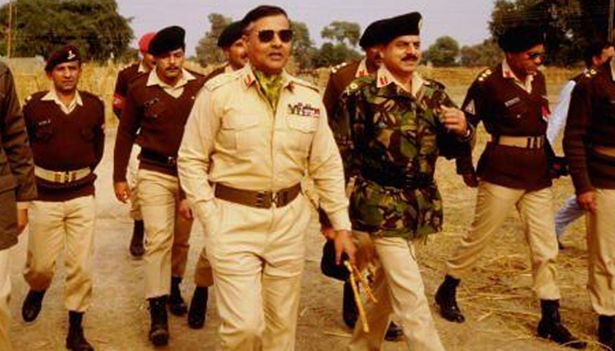 Chief of Army Staff General Aslam Baig (L) and Lt. General Hamid Gul (R).—X@QasimKhaan2