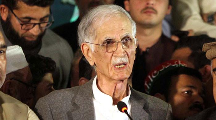 Pervez Khattak lobbying to join PPP