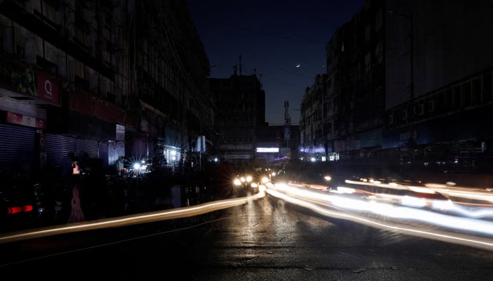 Double whammy for Karachiites as scorching heat, power outage add to woes