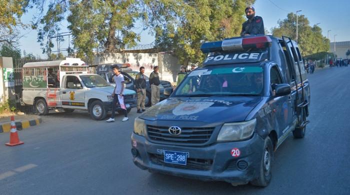 Two cops wounded after '80 scrap dealers' attack Karachi police station